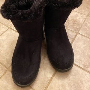 Black faux fur lined boots